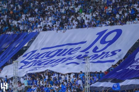 Imagem colorida de torcida do Al-Hilal - Metrópoles