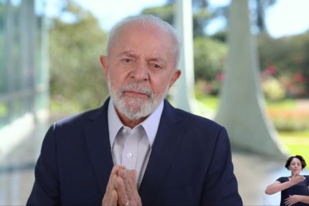 Imagem colorida de pronunciamento de Lula - Metrópoles