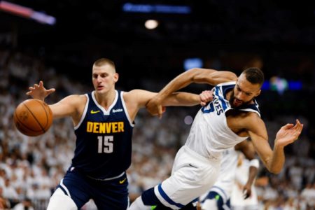 Rudy Gobert #27 do Minnesota Timberwolves perde a bola para Nikola Jokic #15 do Denver Nuggets