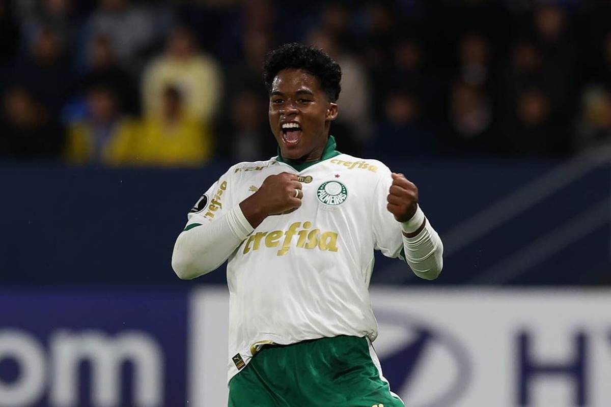 foto colorida do jogador Endrick no campo de futebol imitando macaco - Metrópoles