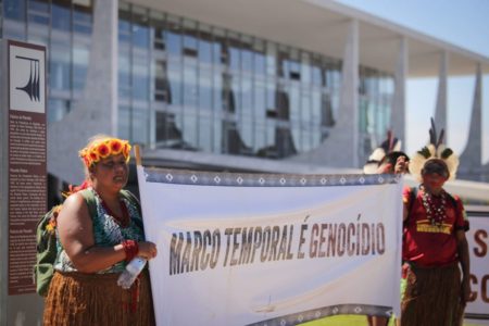 Indígenas protestam no Planalto