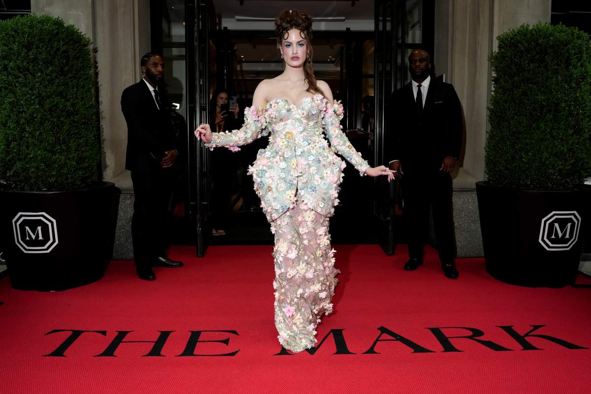 Haley Kalil indo para o met gala - metrópoles