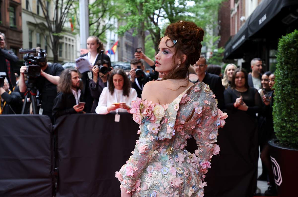 Haley Kalil indo para o met gala - metrópoles