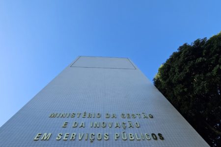Fotografia colorida mostrando fachada de ministério terrenos da Marinha servidores - Metrópoles