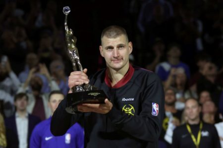 Nikola Jokic #15 do Denver Nuggets posa com o troféu Michael Jordan de MVP da temporada.