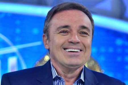 Foto colorida de Gugu Liberato sorrindo - Metrópoles