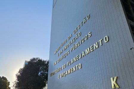 Fotografia colorida mostrando fachada de ministério-Metrópoles