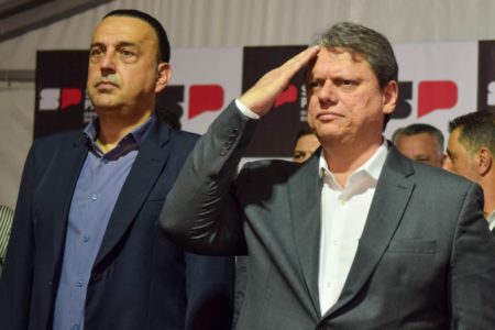 Tarcísio de Freitas batendo continência -- Metrópoles