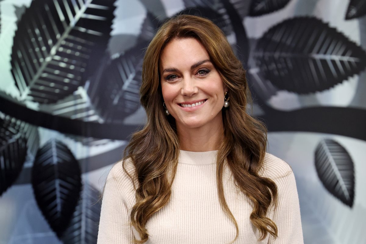 Foto colorida de mulher com cabelo longo e castanho. Ela usa uma blusa na cor bege - Metrópoles
