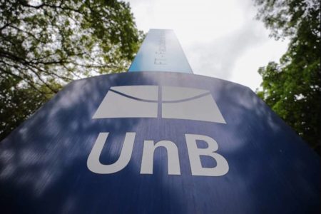 Imagem colorida de uma placa da Universidade de Brasília - Metrópoles
