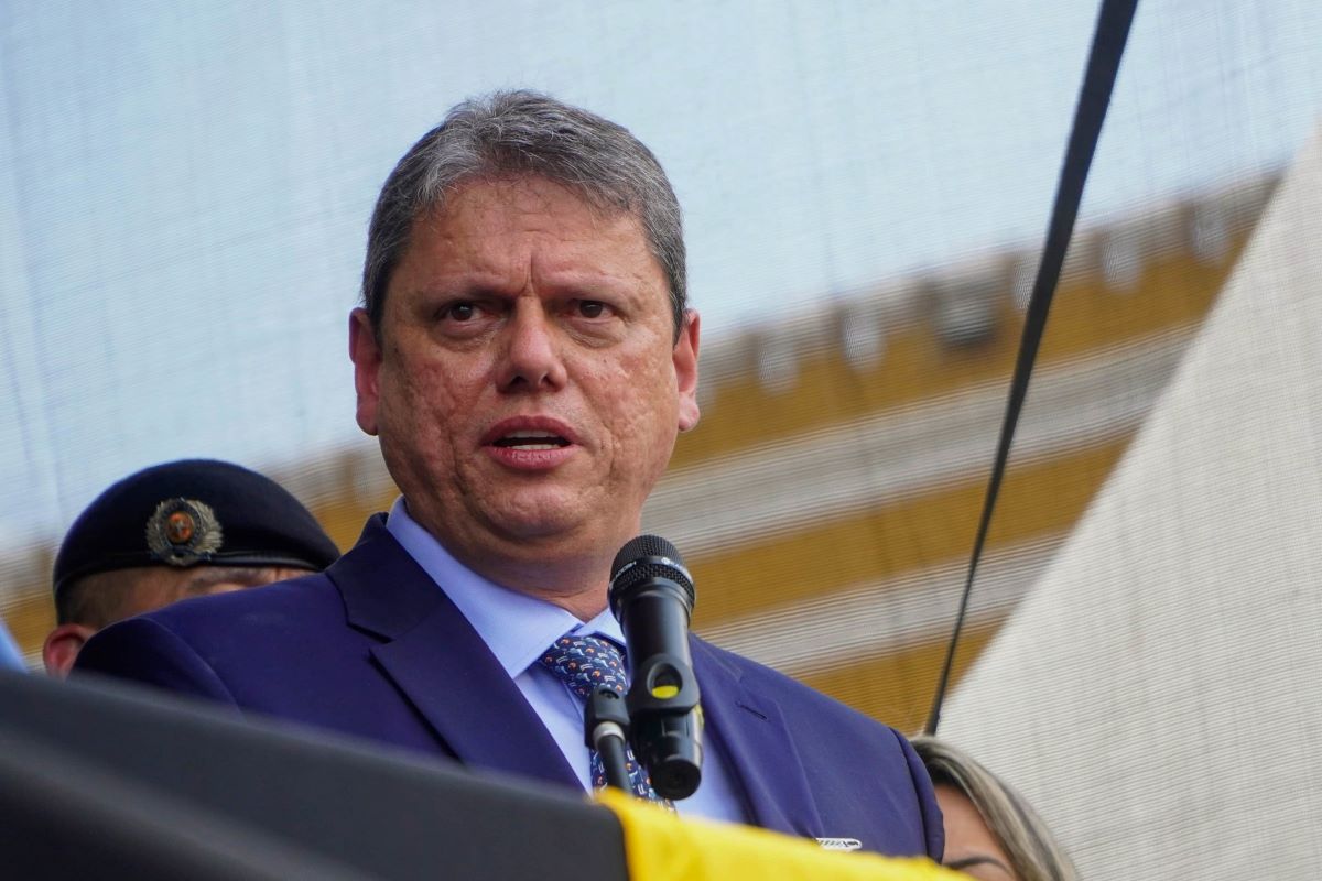 Imagem colorida mostra Tarcísio de Freitas durante discurso - Metrópoles