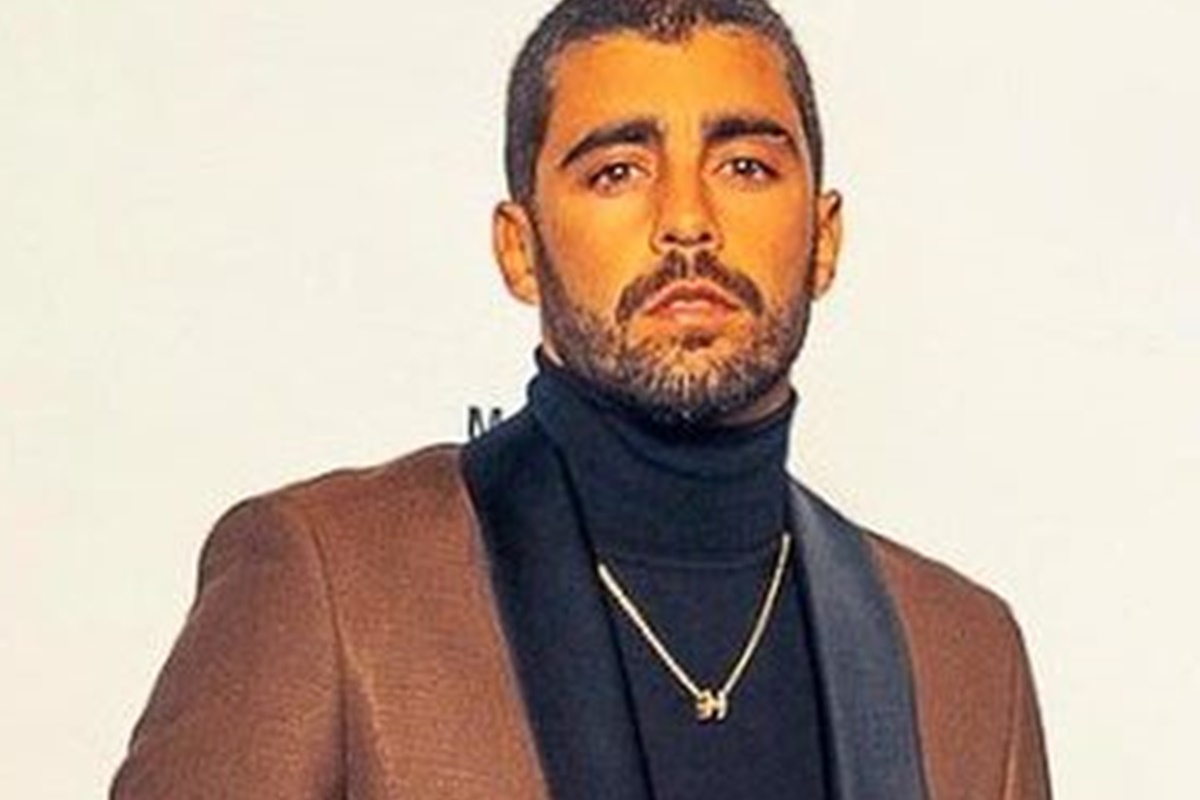 Pedro Scooby posa de blusa de gola alta e blazer marrom - Metrópoles