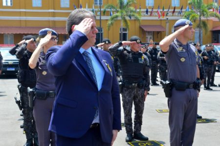 Imagem colorida mostra o governador Tarcísio de Freitas batendo continência - Metrópoles