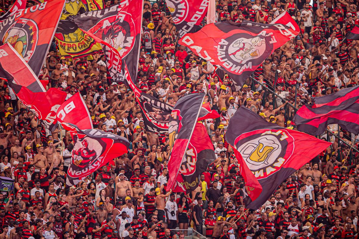 Imagem colorida de torcedores do flamengo durante clássico contra o Botafogo- Metrópoles