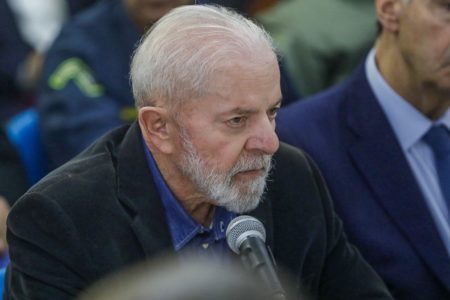 Imagem colorida de Lula em coletiva com ministros sobre as enchentes no Rio Grande do Sul, São Leopoldo - Metrópoles
