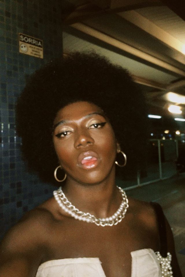 Na imagem com cor, a modelo brasiliense Sierra Veloso - Metrópoles
