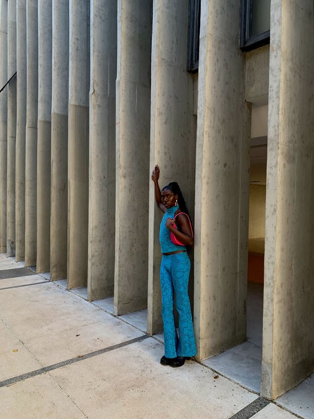 Na imagem com cor, a modelo brasiliense Sierra Veloso - Metrópoles