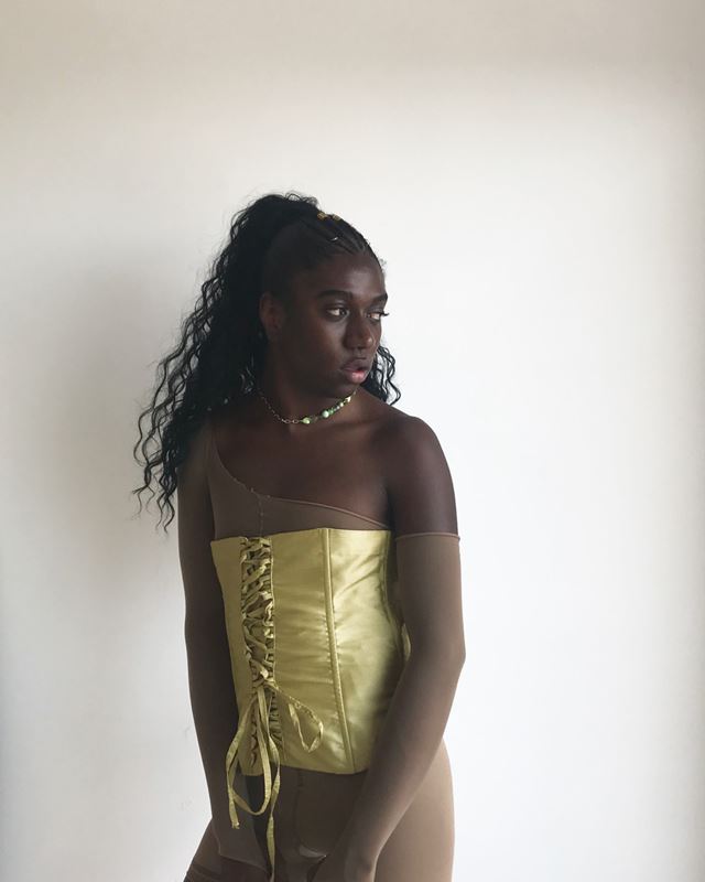 Na imagem com cor, a modelo brasiliense Sierra Veloso - Metrópoles