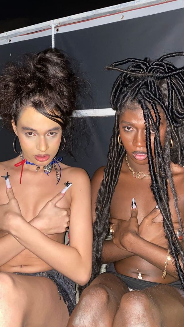 Na imagem com cor, a modelo brasiliense Sierra Veloso - Metrópoles