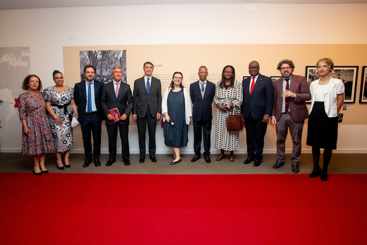 Diretora do Instituto Camões, Alexandra Pinho; Claudia Fernandes; chefe do Gabinete Cultural da Embaixada da Itália, Benedetto Reitano; Embaixador da Portugal no Brasil, Luís Faro Ramos; Embaixador da Itália no Brasil, Alessandro Cortese; Elisa Alberani; Embaixador da República de Angola no Brasil. Manuel Eduardo Bravo; Embaixadora do Senegal no Brasil, Aminata Fall Cisse; M'bála Alfredo Fernandes; Vicenzo Russo e xxxxxxx