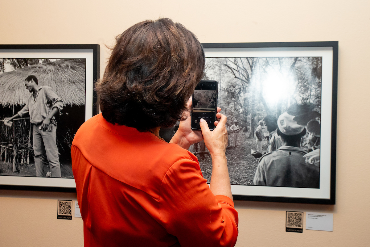 Convidada registra uma das obras da exposição