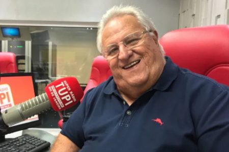 Imagem colorida do jornalista Washington Rodrigues, o Apolinho - Metrópoles