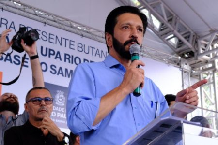 foto colorida do prefeito Ricardo Nunes ao inaugurar, em 25/4/24, a UPA Rio Pequeno, zona oeste de SP - Metrópoles