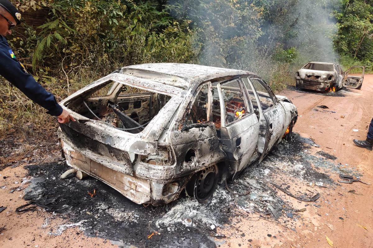 Imagem colorida de carro totalmente incendiado