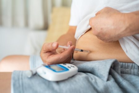 Foto mostra homem com diabetes aplicando insulina na própria barriga