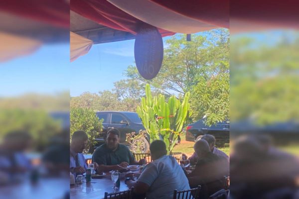 Foto colorida de pessoas em restaurante