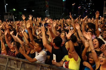 imagem colorida mostra público na virada cultural - metrópoles