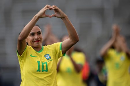 Imagem colorida de Marta com a camisa do Brasil - Metrópoles