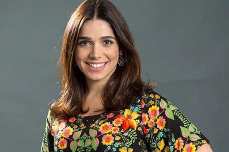 Foto colorida da atriz Sabrina Petraglia sorrindo - Metrópoles