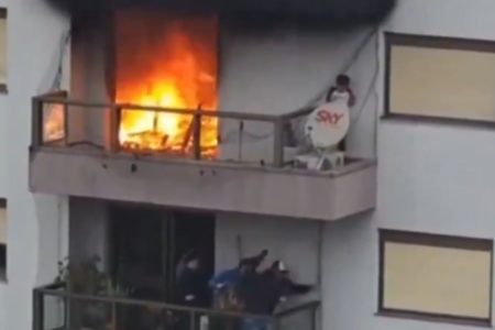 Imagem colorida de criança em prédio em chamas - Metrópoles