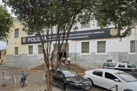 Imagem colorida mostra a fachada da Central de Polícia Judiciária de Ribeirão Preto, no interior de São Paulo, onde mãe foi presa por bater na filha - Metrópoles