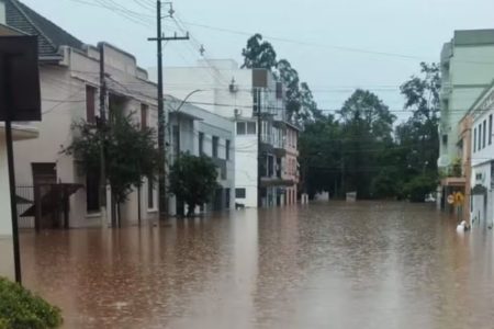 Imagem colorida da cidade de Roca Salles alagada - Metrópoles