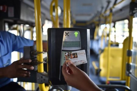 Imagem colorida de catraca de ônibus no DF