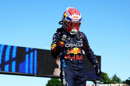 Imagem colorida de MaxVerstappen em cim da carro após pole position - Metrópoles