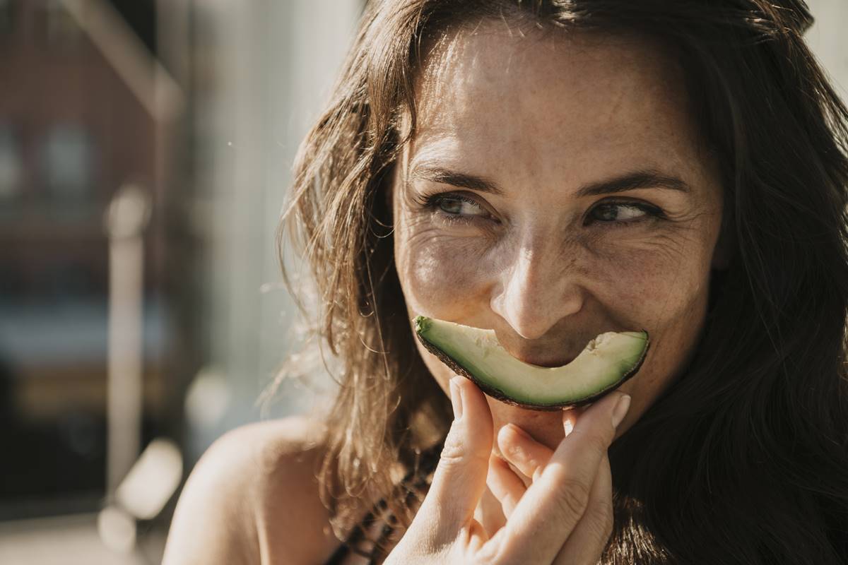 O abacate é rico em gorduras saudáveis que ajudam a nutrir a pele e a reduzir a inflamação