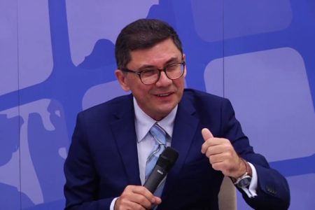 Imagem colorida de homem branco usando terno azul