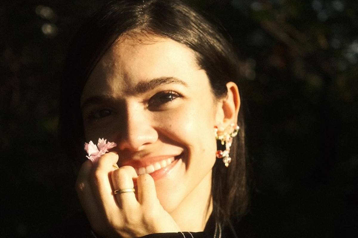 foto colorida de manu gavassi sorrindo - metrópoles