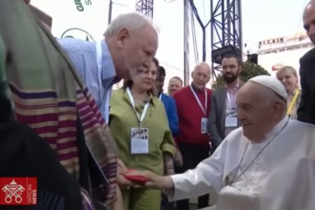 imagem colorida mostra papa abençoa bandeira MST - Metrópoles