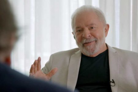 Imagem colorida do presidente Lula durante entrevista a Oliver Stone em documentário - Metrópoles