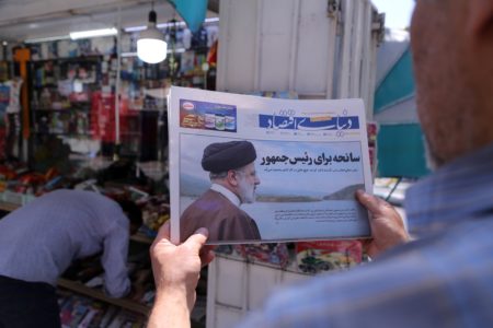 Jornais cobrem a morte do presidente do Irã, Ebrahim Raisi, em um acidente de helicóptero