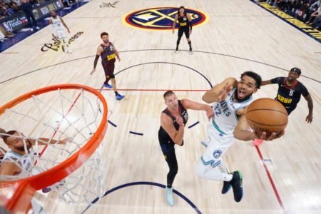 Imagem colorida de jogador dos Timberwolves marcando ponto - Metrópoles