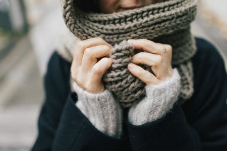Imagem colorida de pessoa agasalhada no frio - Metrópoles
