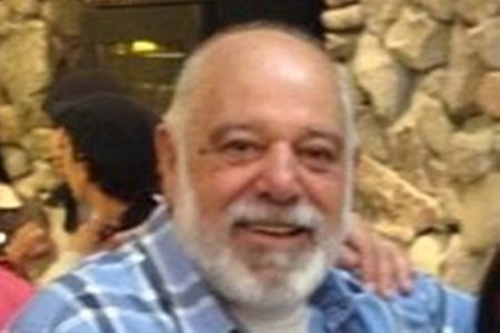 Imagem colorida mostra Laerte Demarchi, homem calvo de barba branca - Metrópoles