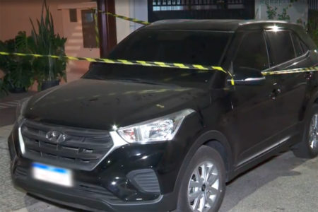 foto colorida de carro em frente à casa de adolescente que confessou ter matado a tiros os pais adotivos e a irmã em SP - Metrópoles