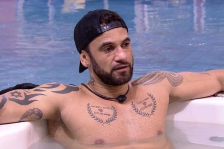 Hadson Nery em foto colorida na piscina - Metrópoles