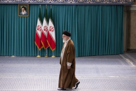 Imagem colorida mostra o aiatolá Ali Khamenei andando -Metrópoles